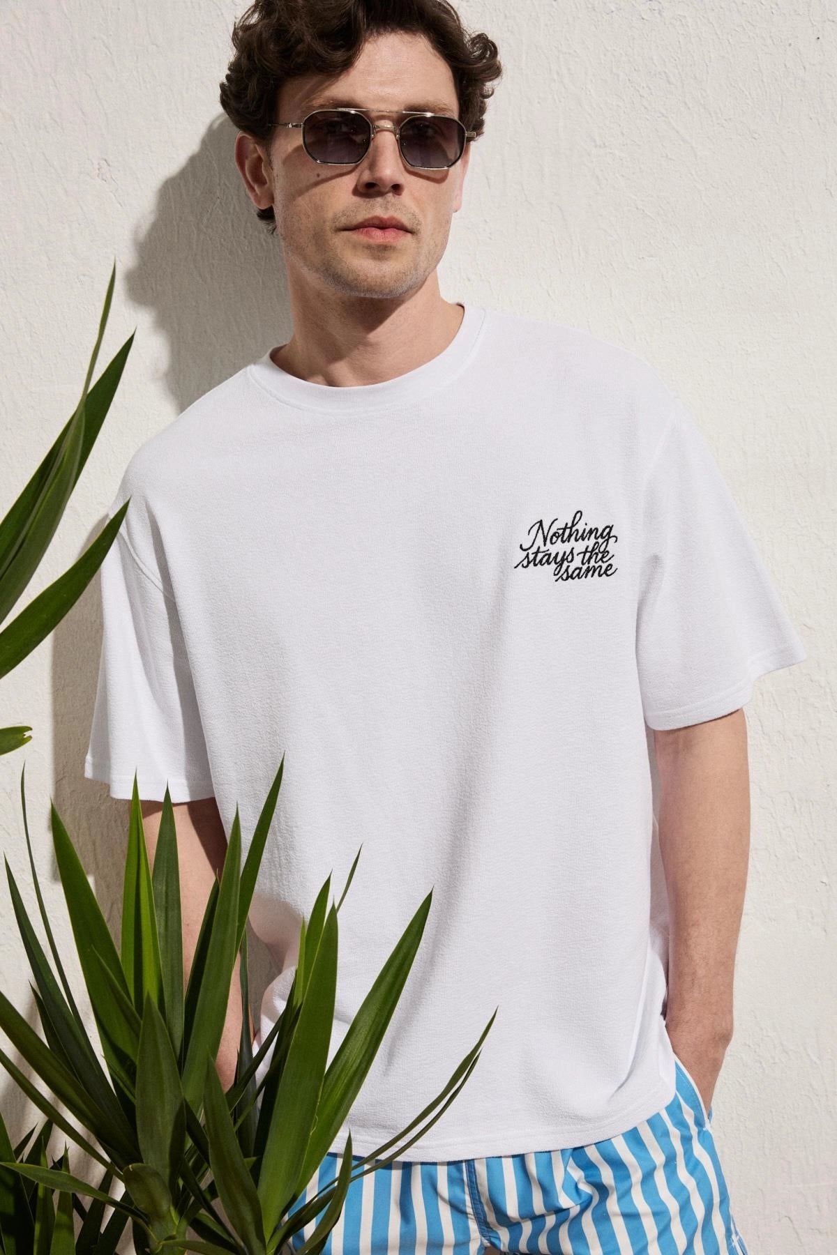 Erkek Organik Pamuklu Baskı Ve Nakışlı Bisiklet Yaka Strüktürlü Oversıze Beyaz T-Shirt