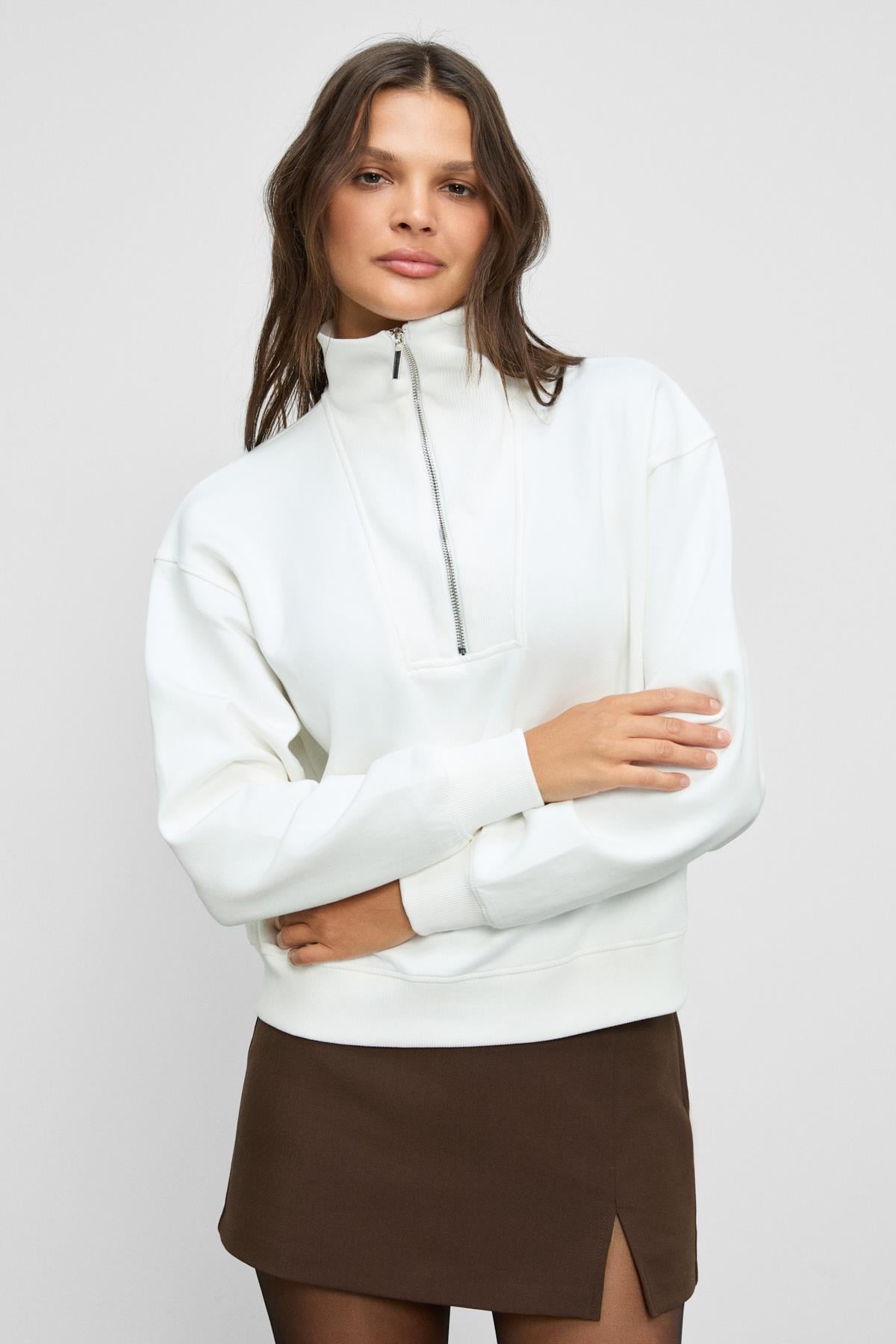 Kadın Beyaz Yumuşak Polarlı Kumaşlı Yakası Fermuarlı Regular Sweatshirt