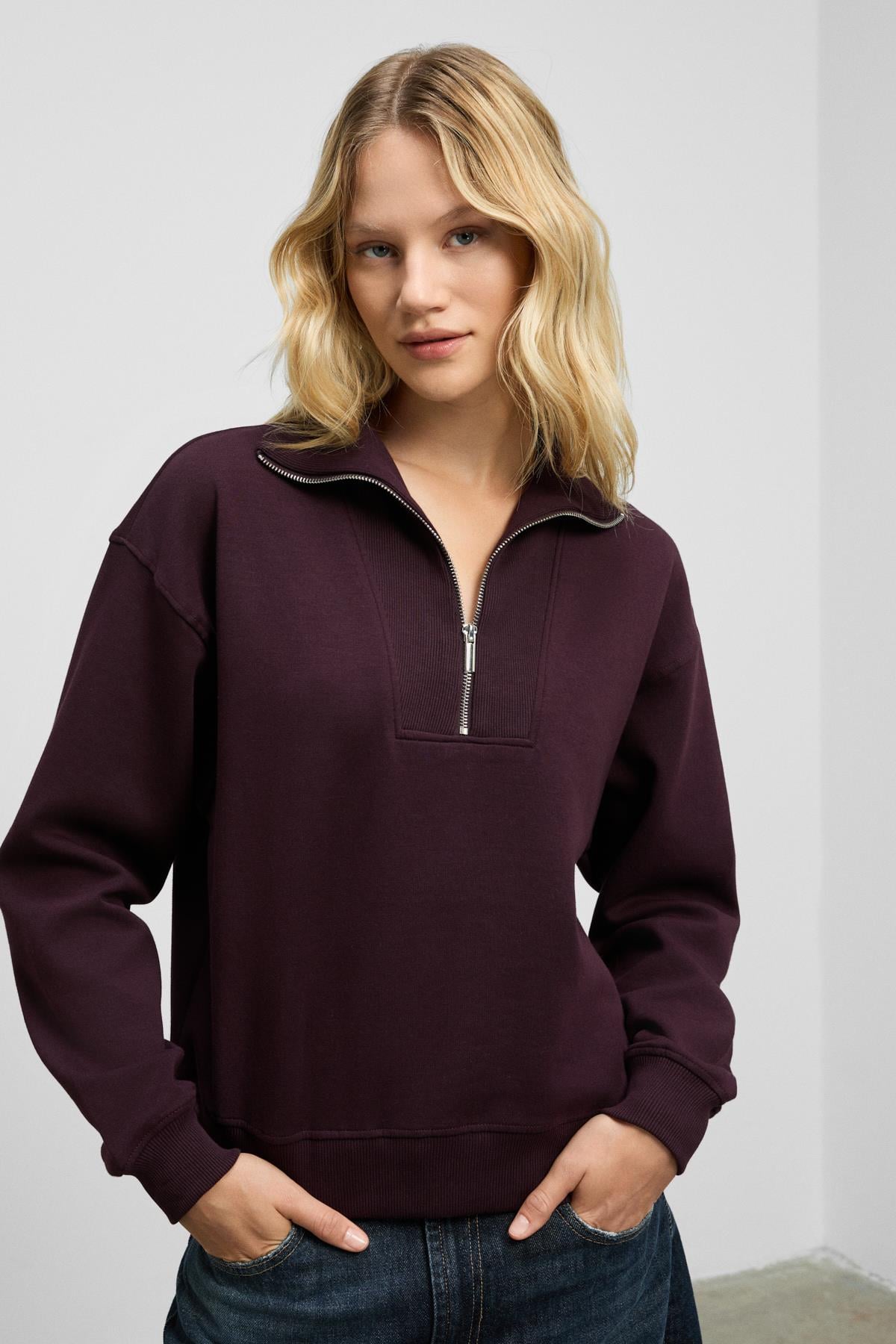 Kadın Bordo Yumuşak Polarlı Kumaşlı Yakası Fermuarlı Regular Sweatshirt
