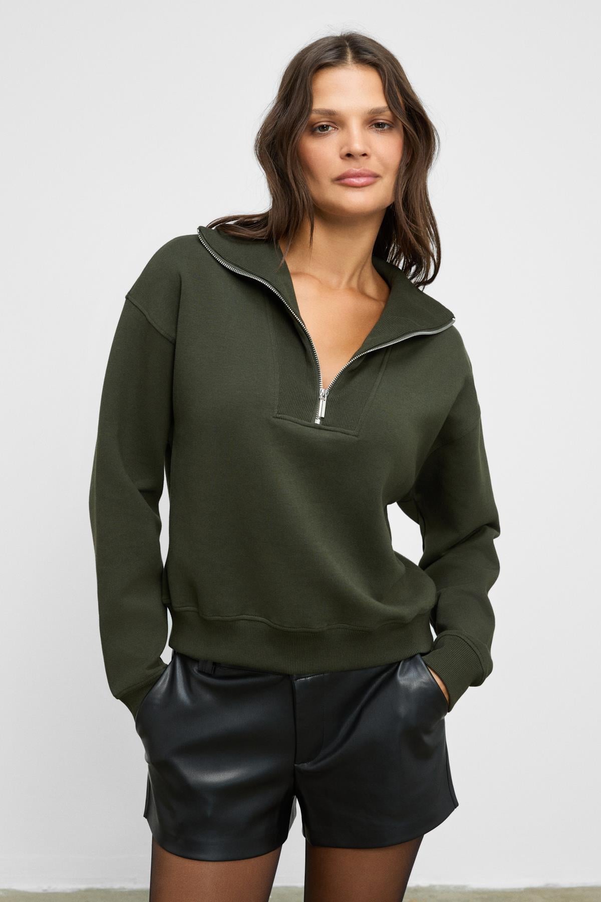 Kadın Haki Yumuşak Polarlı Kumaşlı Yakası Fermuarlı Regular Sweatshirt