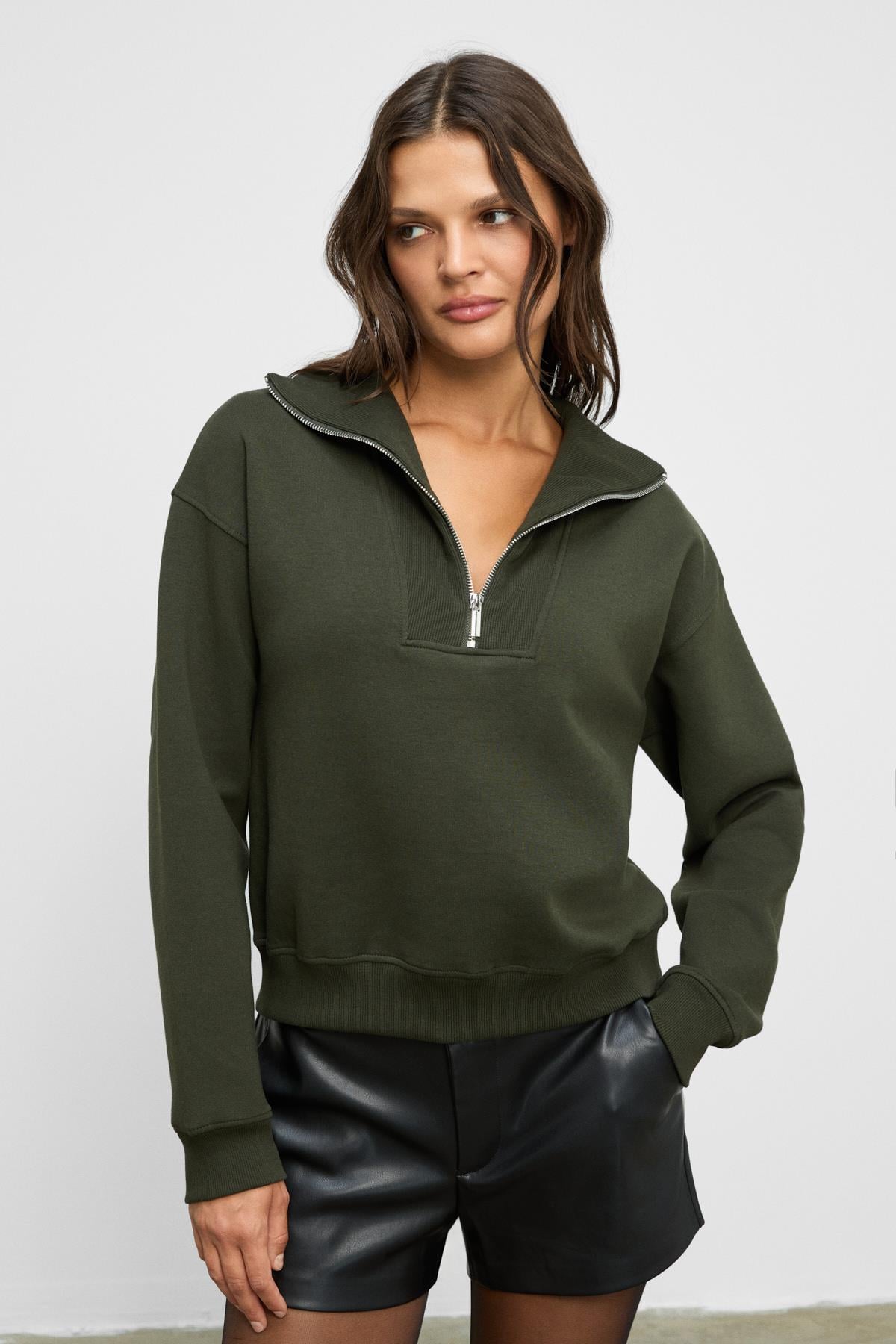 Kadın Haki Yumuşak Polarlı Kumaşlı Yakası Fermuarlı Regular Sweatshirt