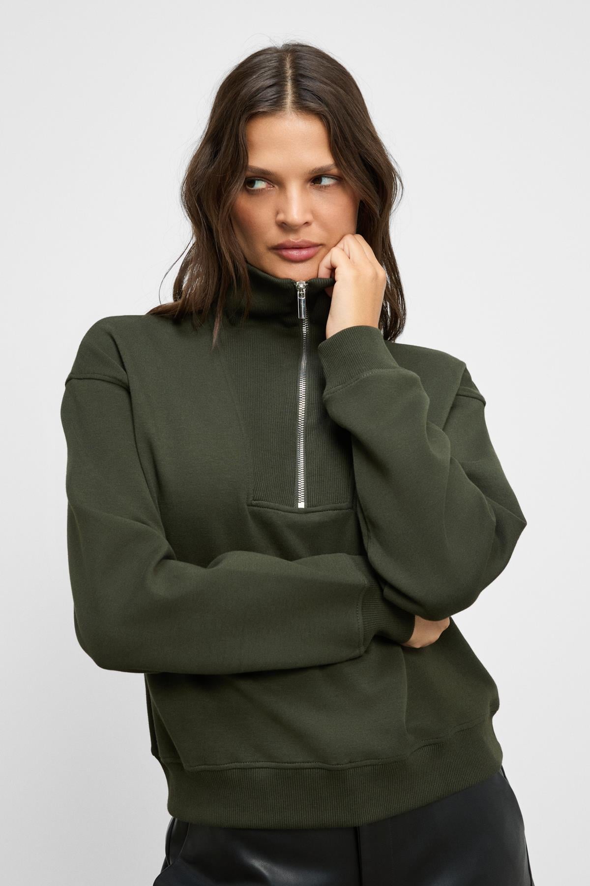 Kadın Haki Yumuşak Polarlı Kumaşlı Yakası Fermuarlı Regular Sweatshirt