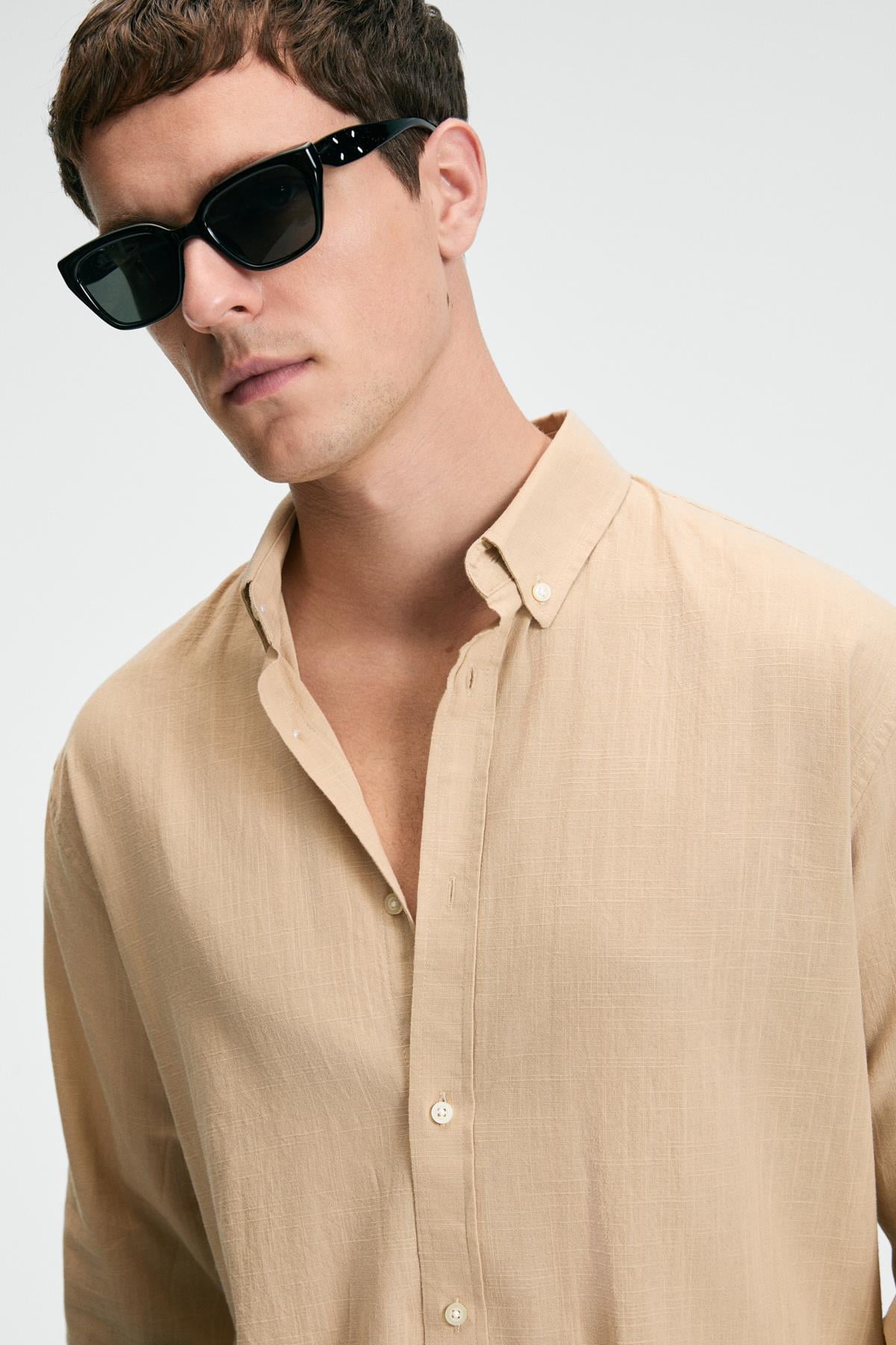 %100 Pamuk Slim Fit Dar Kesim Düğmeli Yaka Keten Görünümlü Flamlı Bej Gömlek
