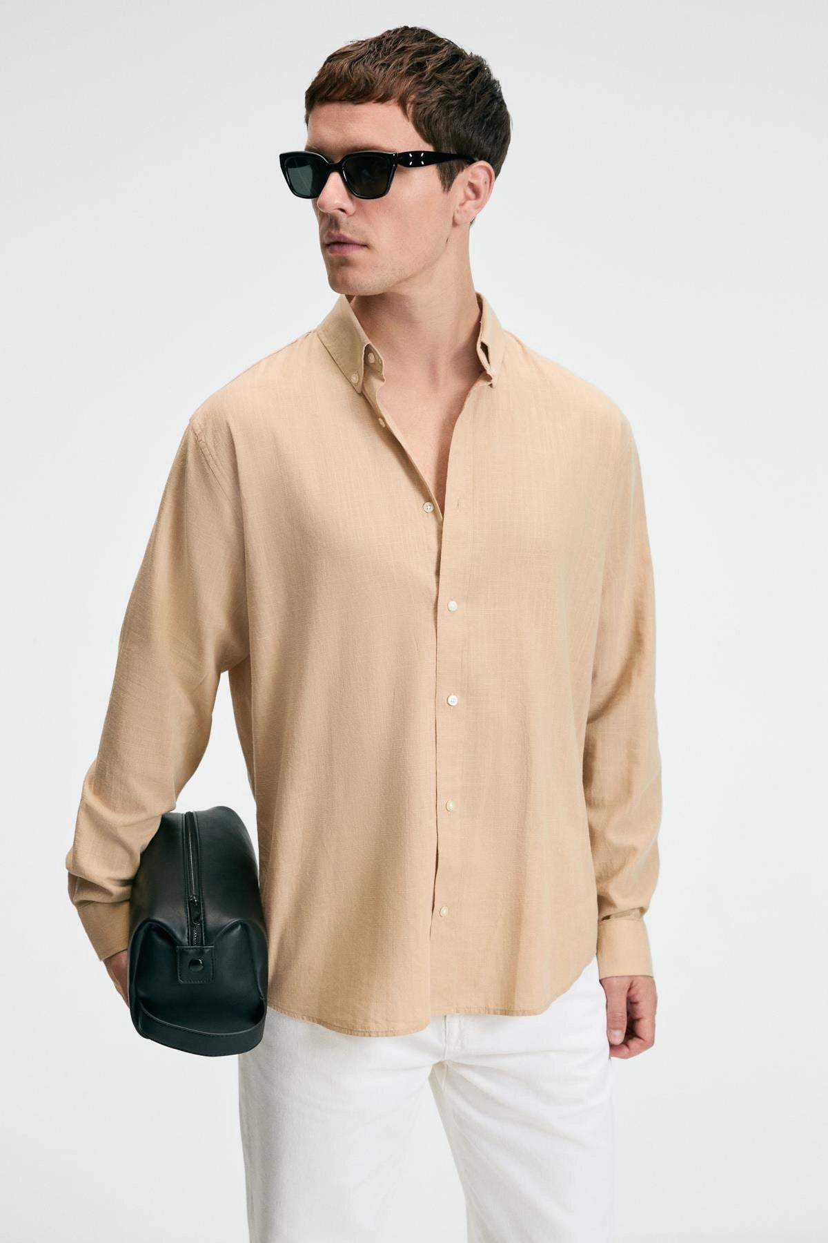 %100 Pamuk Slim Fit Dar Kesim Düğmeli Yaka Keten Görünümlü Flamlı Bej Gömlek