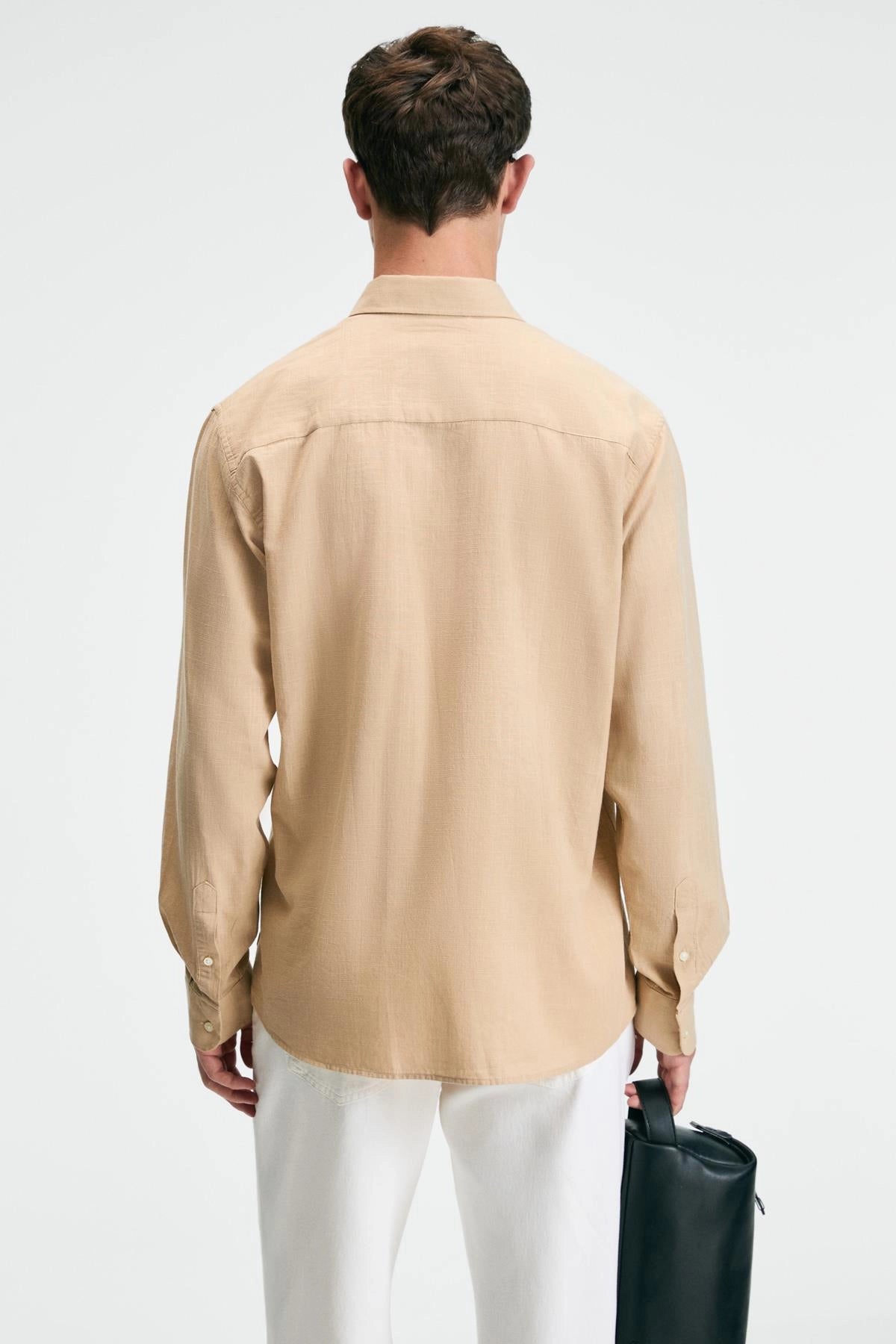 %100 Pamuk Slim Fit Dar Kesim Düğmeli Yaka Keten Görünümlü Flamlı Bej Gömlek