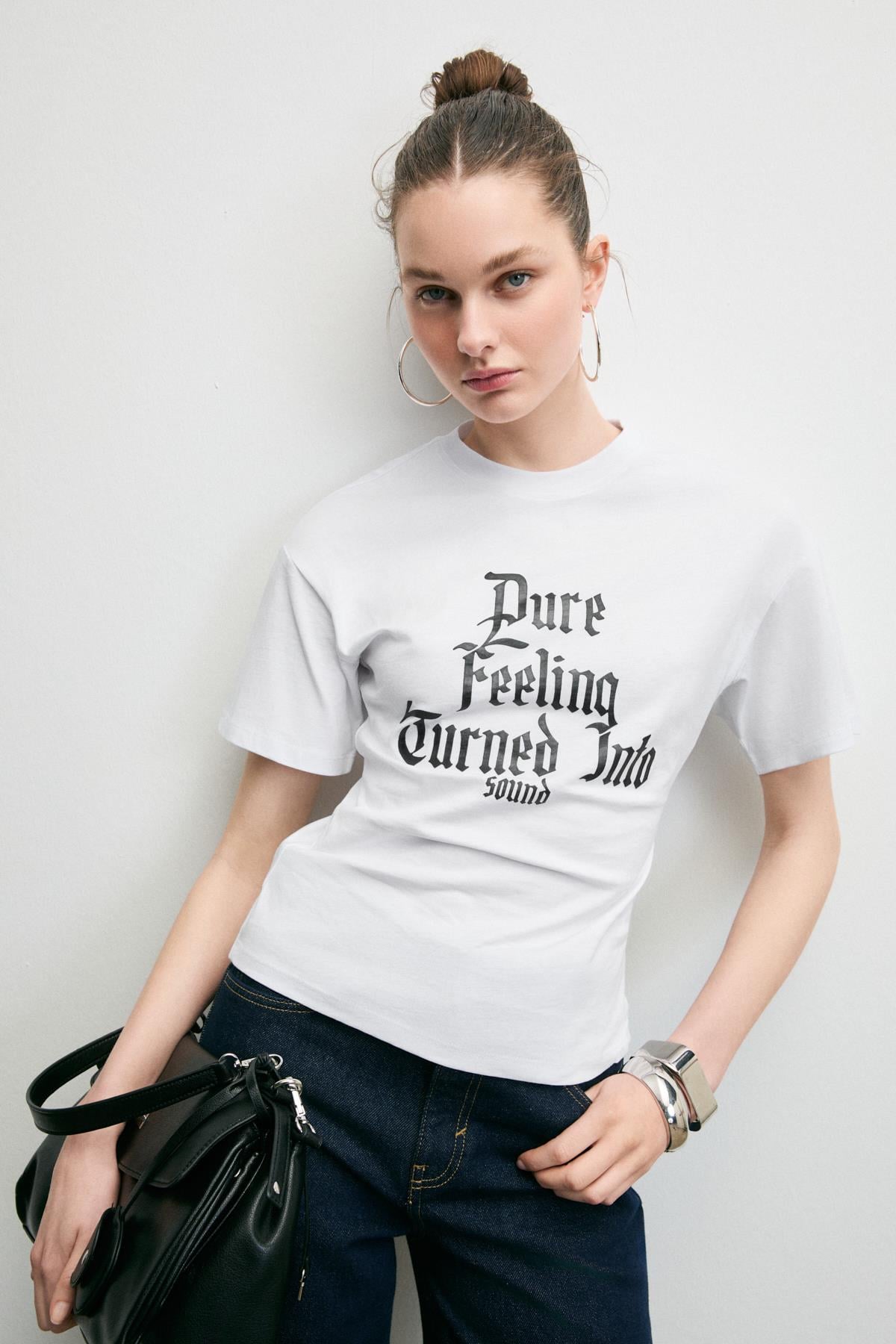 Kadın Yumuşak Kumaşlı %100 Pamuk Baskı Detaylı Beyaz T-Shirt