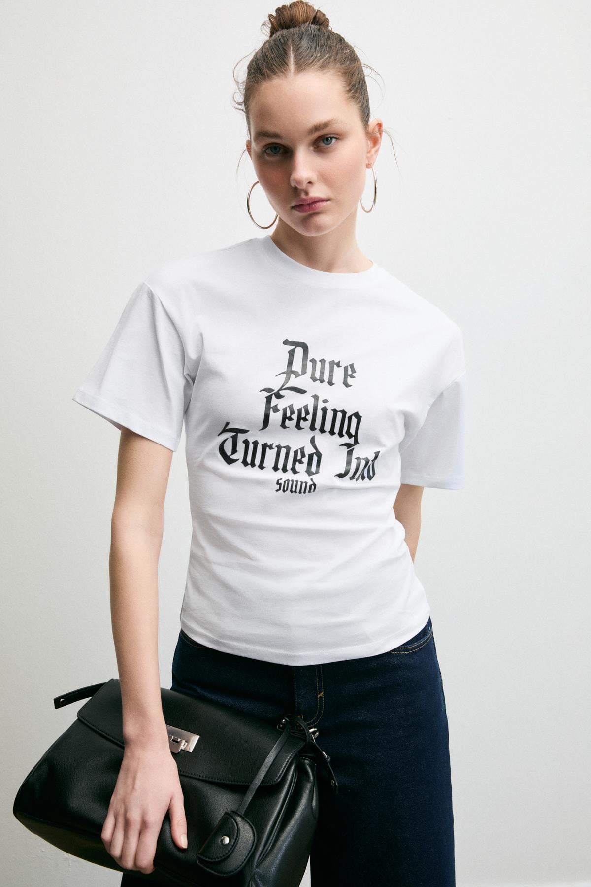 Kadın Yumuşak Kumaşlı %100 Pamuk Baskı Detaylı Beyaz T-Shirt