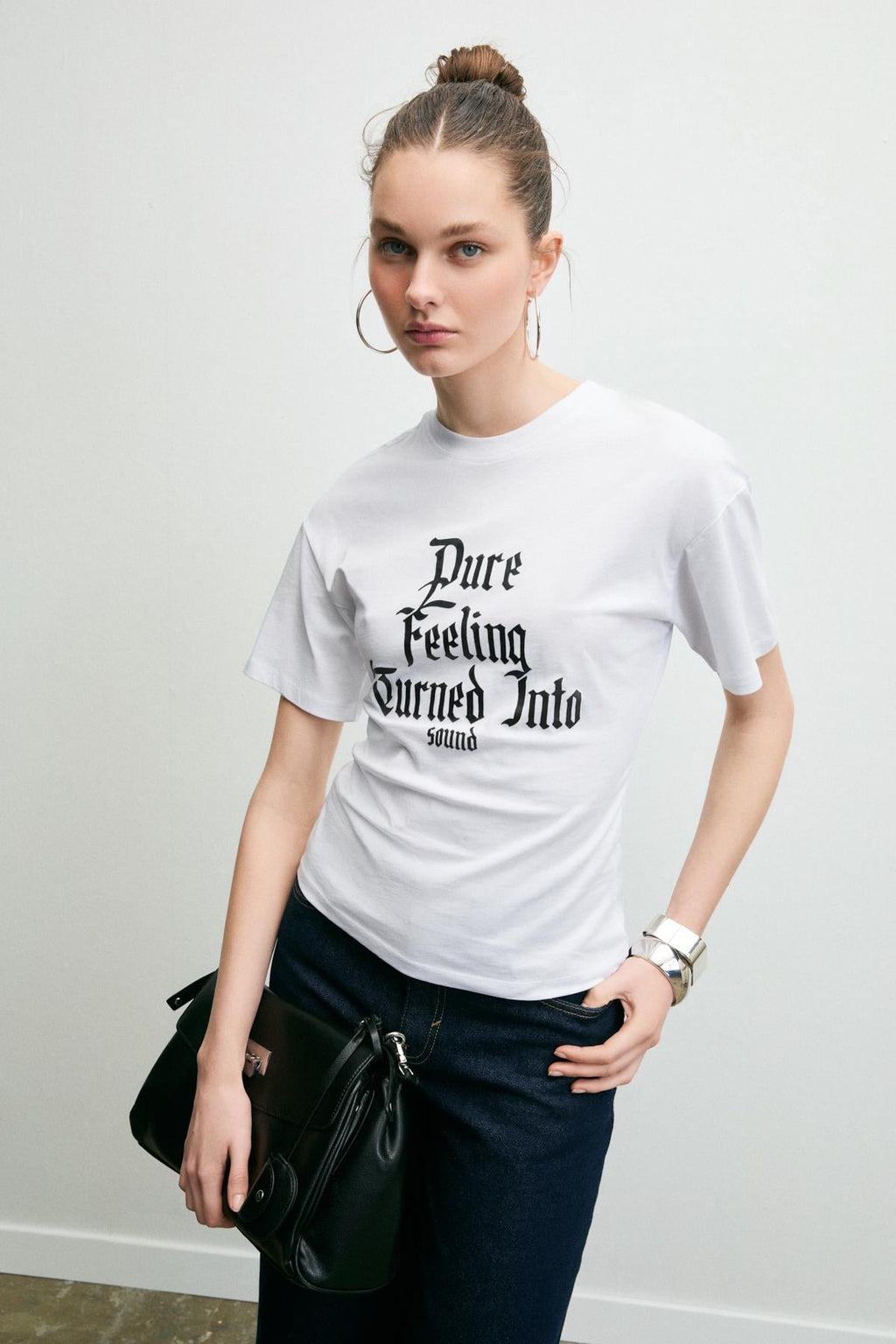 Kadın Yumuşak Kumaşlı %100 Pamuk Baskı Detaylı Beyaz T-Shirt