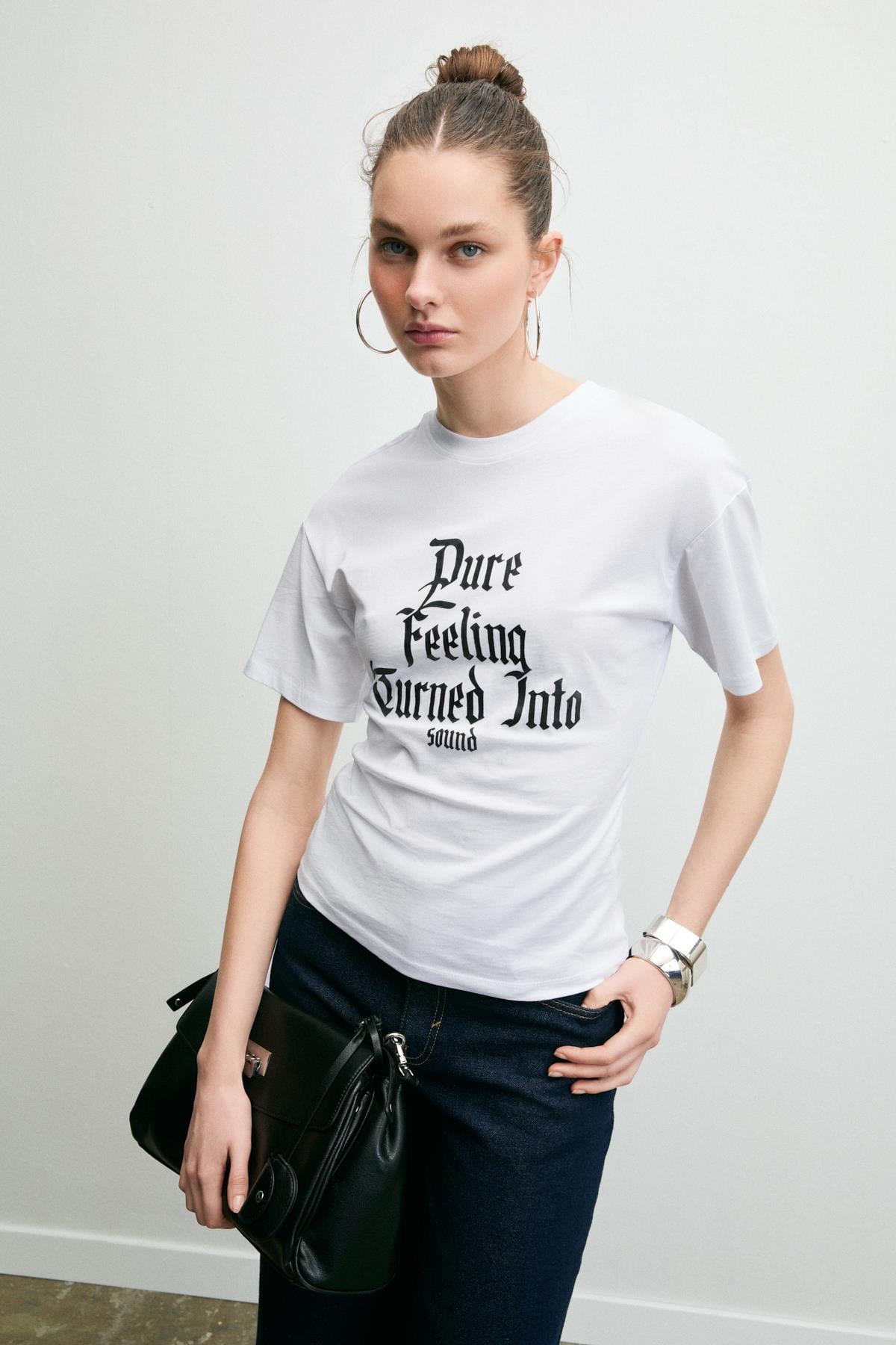 Kadın Yumuşak Kumaşlı %100 Pamuk Baskı Detaylı Beyaz T-Shirt