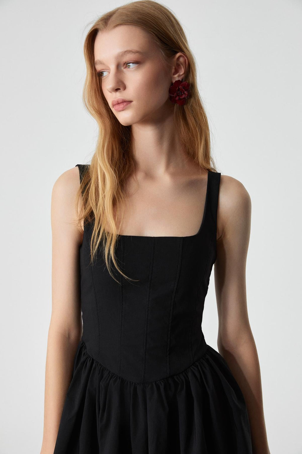 Kadın Slim Fermuarlı Havuz Yaka Kısa Siyah Elbise