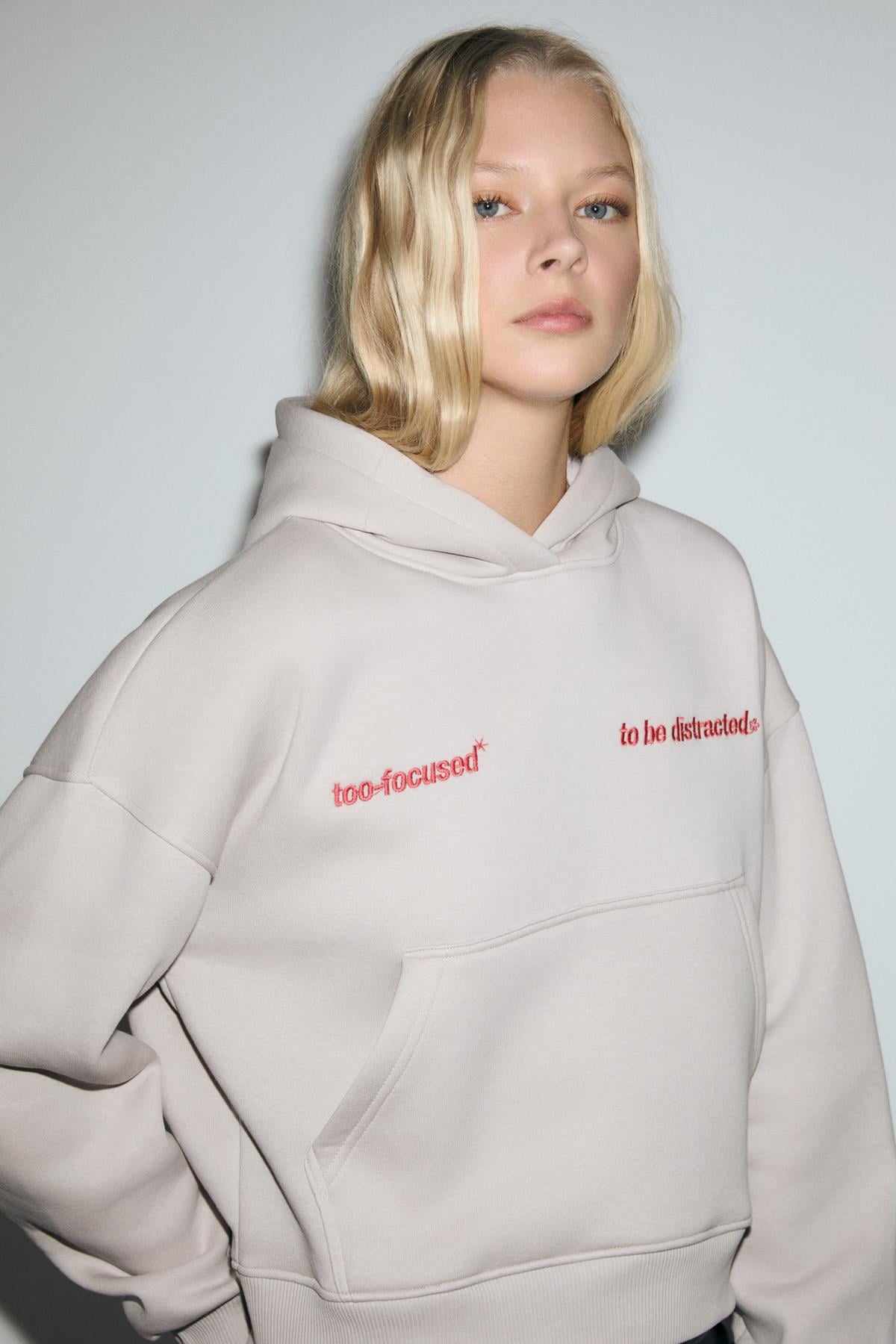 Kadın Kapüşonlu Organik Pamuklu İçi Polarlı Kangru Cepli Baskılı Nakışlı Açık Lila Sweatshirt