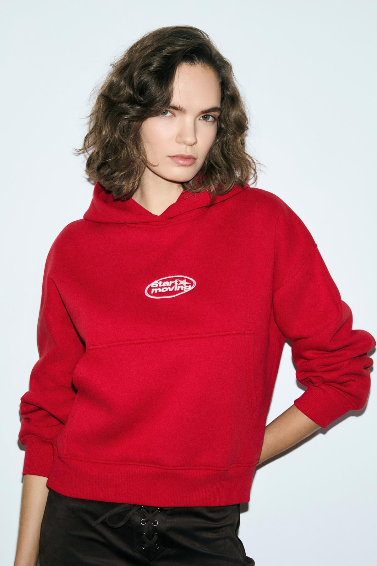 Kadın Kapüşonlu Organik Pamuklu İçi Polarlı Kangru Cepli Baskılı Nakışlı Kırmızı Sweatshirt