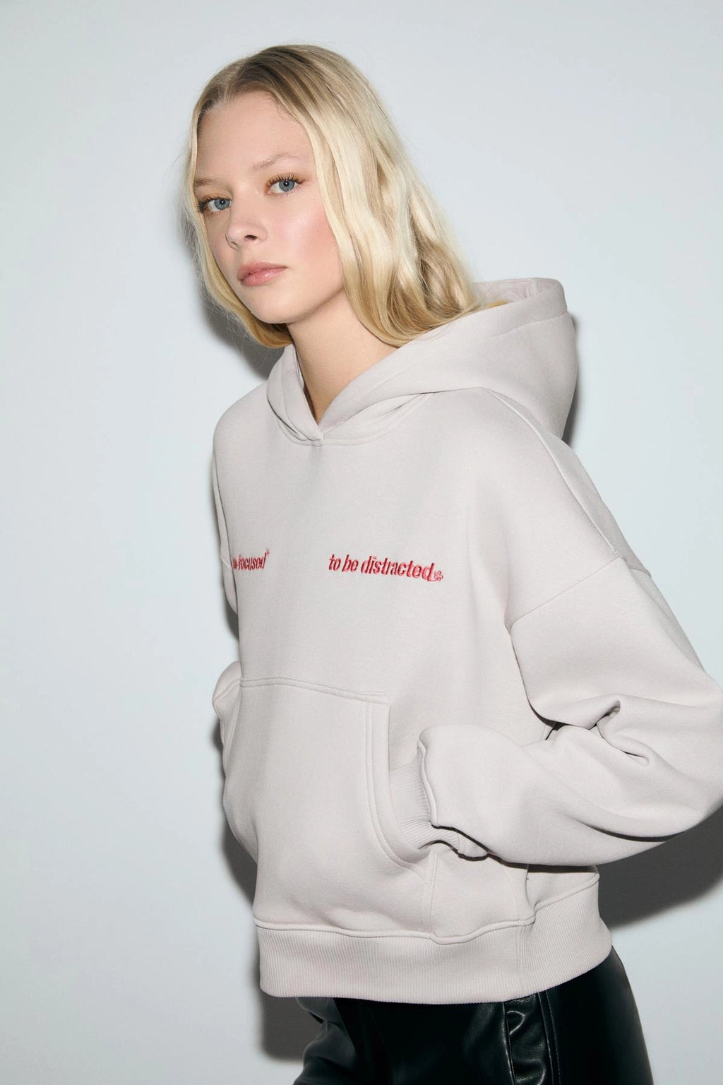 Kadın Kapüşonlu Organik Pamuklu İçi Polarlı Kangru Cepli Baskılı Nakışlı Açık Lila Sweatshirt