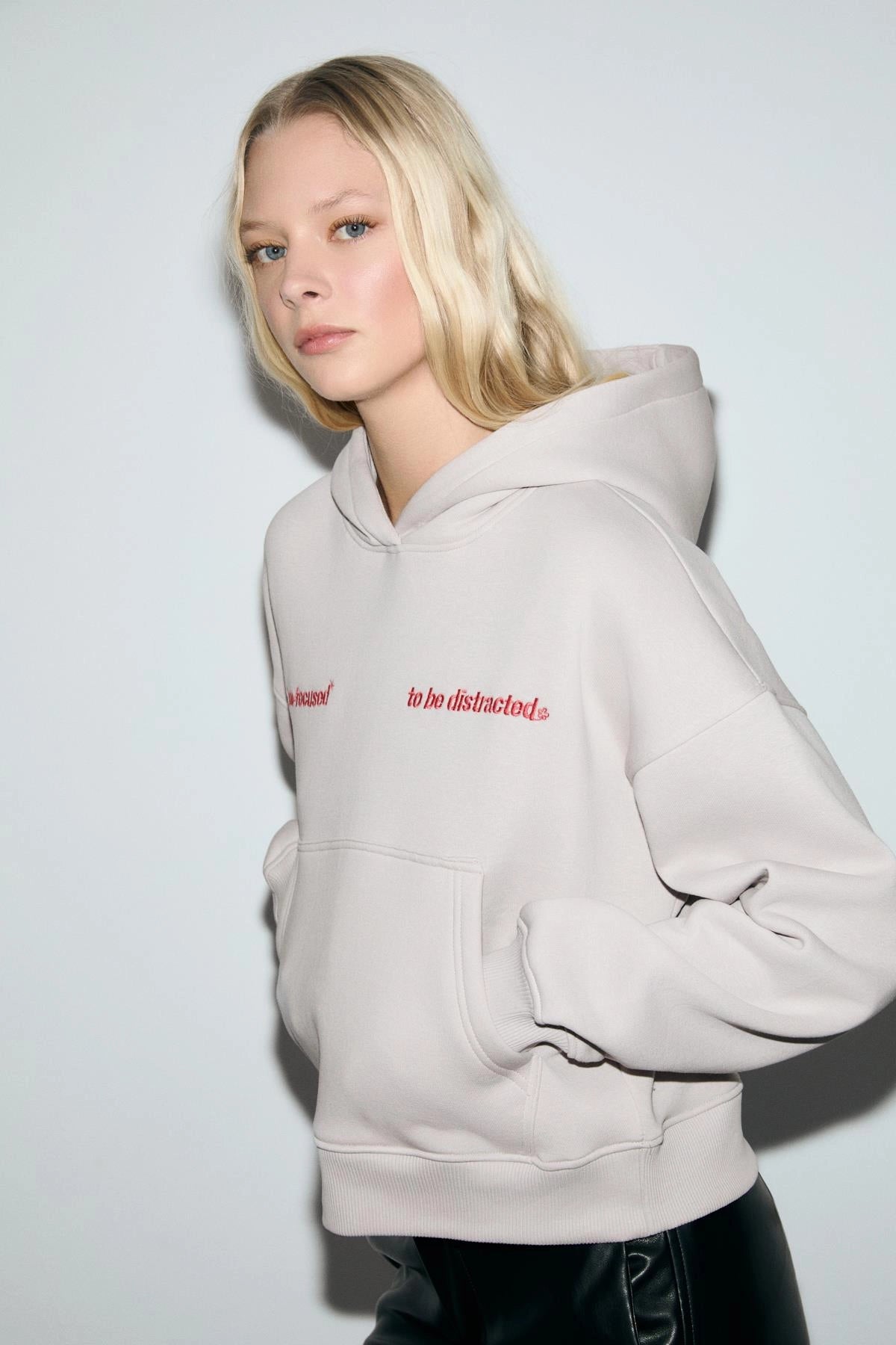 Kadın Kapüşonlu Organik Pamuklu İçi Polarlı Kangru Cepli Baskılı Nakışlı Açık Lila Sweatshirt