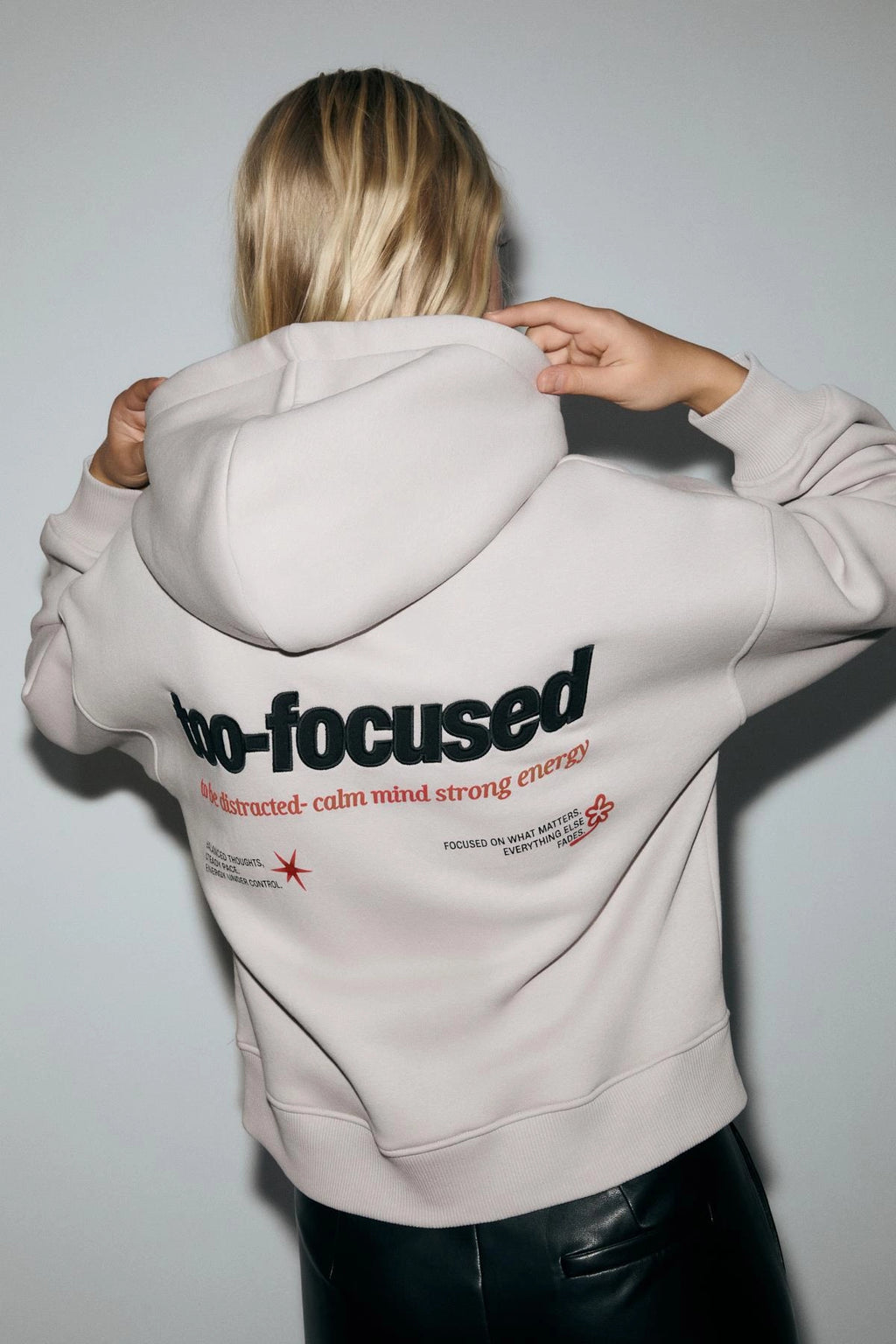 Kadın Kapüşonlu Organik Pamuklu İçi Polarlı Kangru Cepli Baskılı Nakışlı Açık Lila Sweatshirt