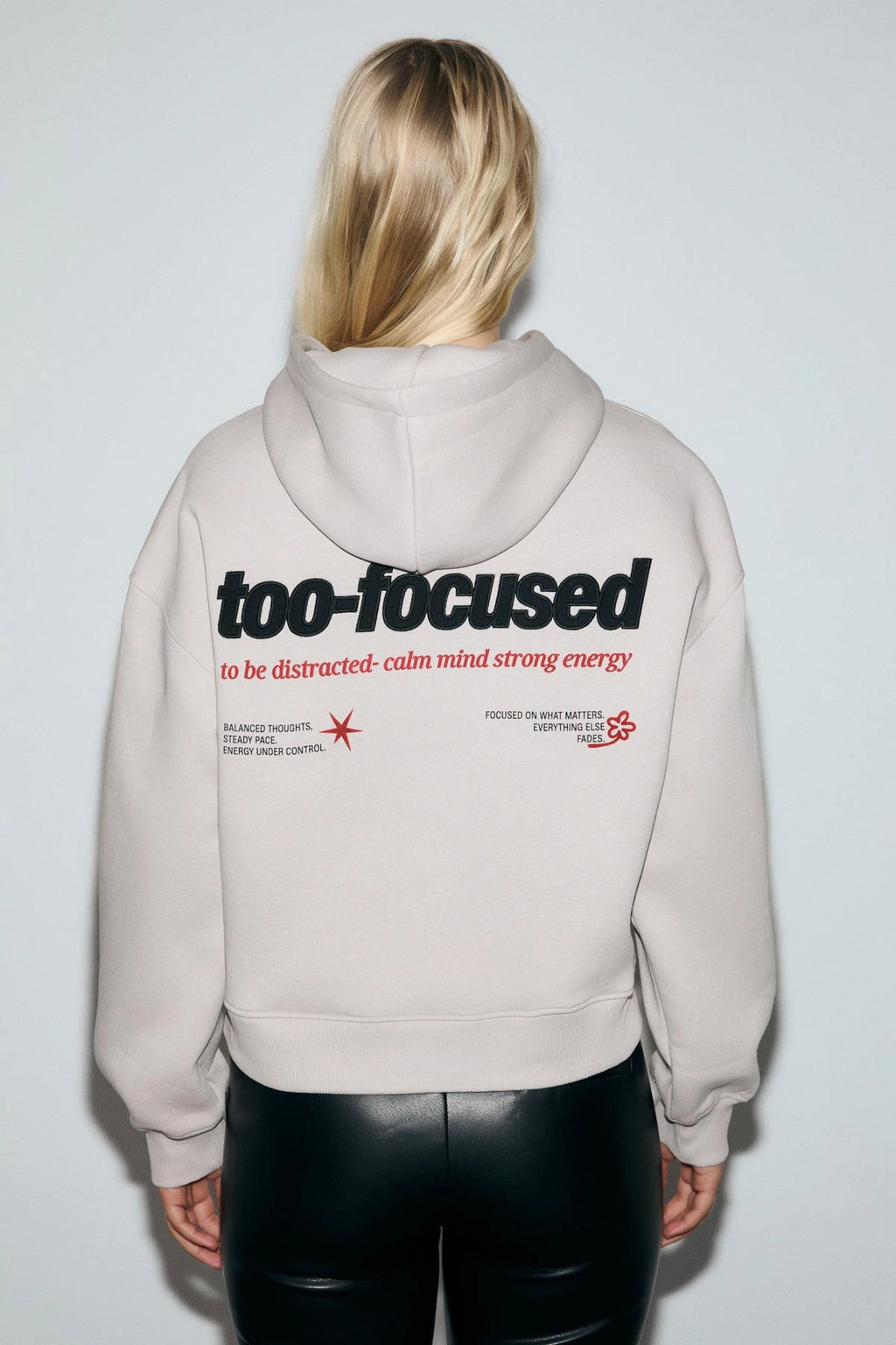 Kadın Kapüşonlu Organik Pamuklu İçi Polarlı Kangru Cepli Baskılı Nakışlı Açık Lila Sweatshirt