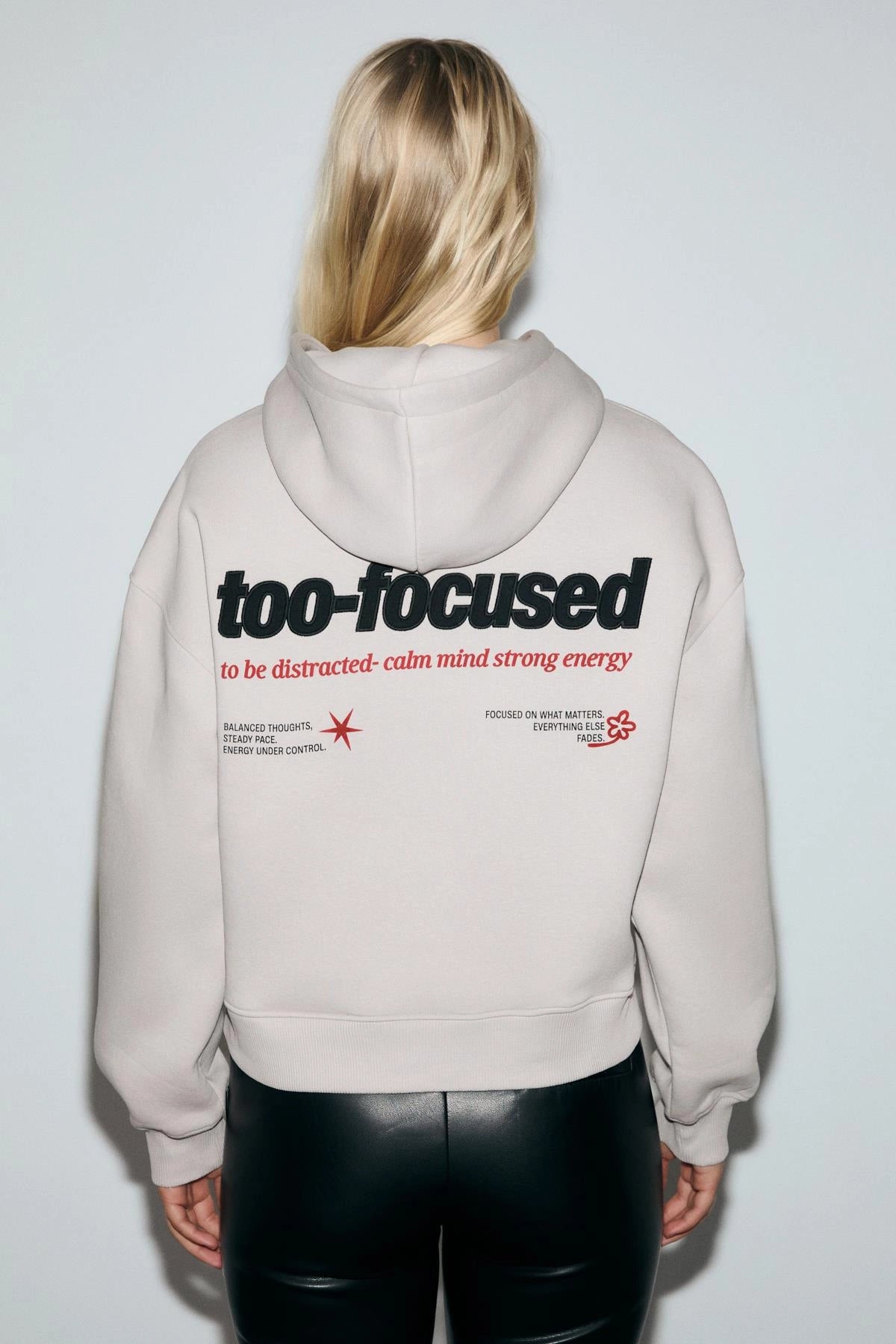 Kadın Kapüşonlu Organik Pamuklu İçi Polarlı Kangru Cepli Baskılı Nakışlı Açık Lila Sweatshirt