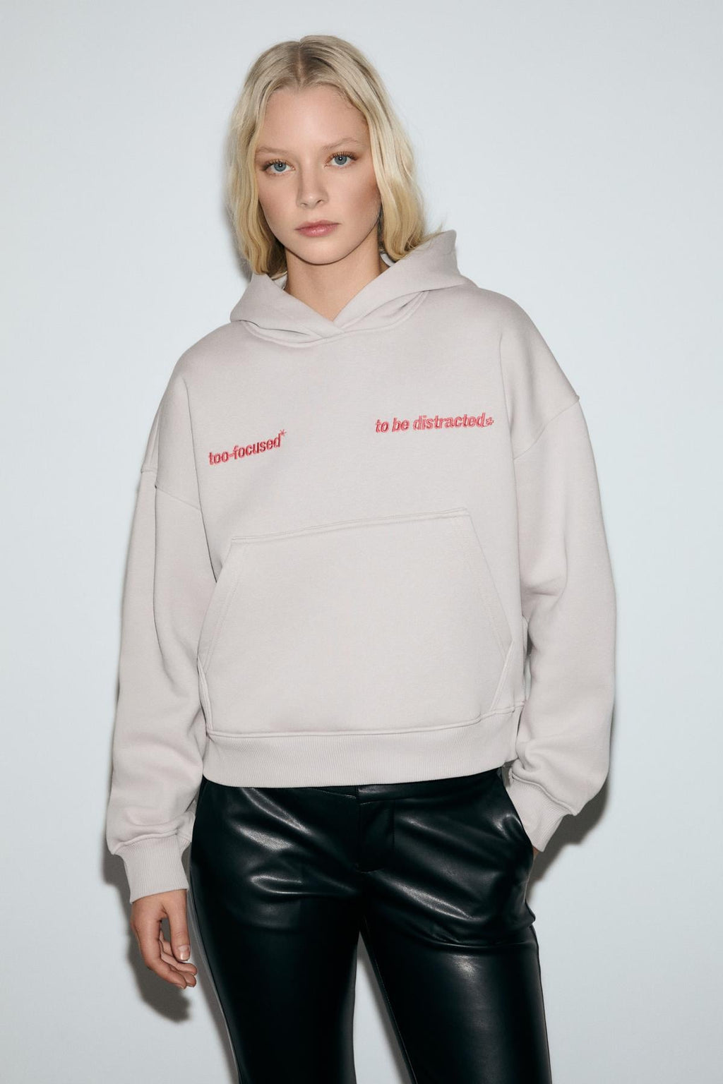Kadın Kapüşonlu Organik Pamuklu İçi Polarlı Kangru Cepli Baskılı Nakışlı Açık Lila Sweatshirt