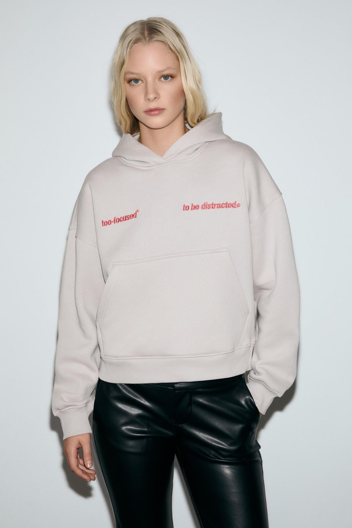 Kadın Kapüşonlu Organik Pamuklu İçi Polarlı Kangru Cepli Baskılı Nakışlı Açık Lila Sweatshirt